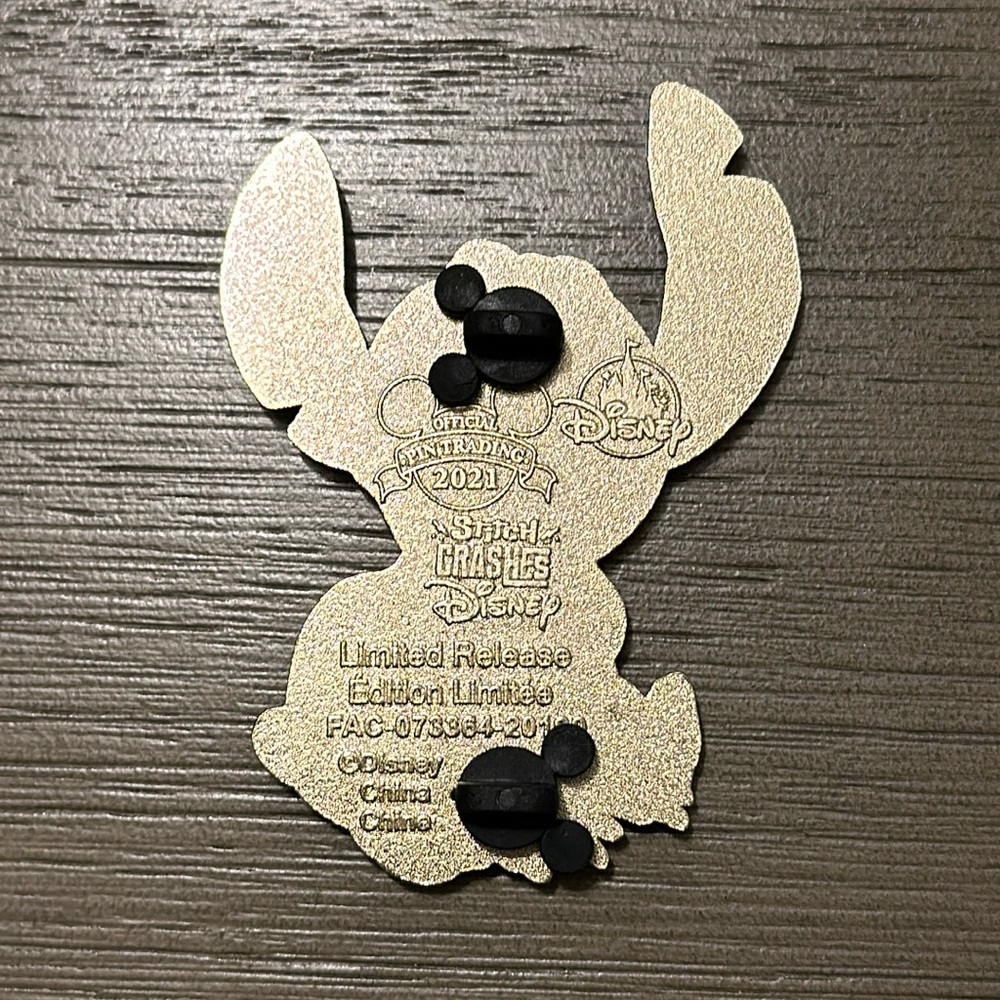 Stitch Crashes Disney Trading Pin- Stitch Crashes The Lion King- Limited Release - Picture 3 of 5